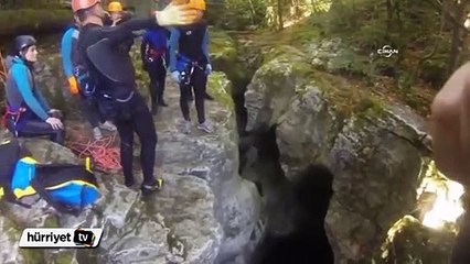 Ayağı kayınca 25 metrelik kanyondan suya çakıldı