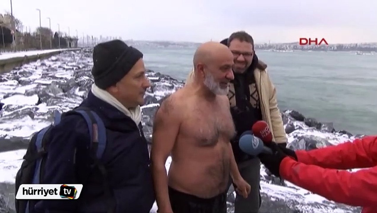Dondurucu soğuğa aldırmadan denize girdiler
