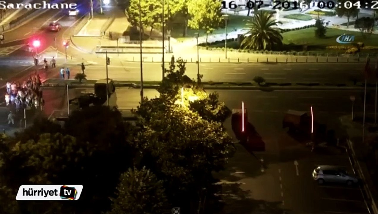 Kucağında çocuğuyla darbeci askerlere kafa tuttu