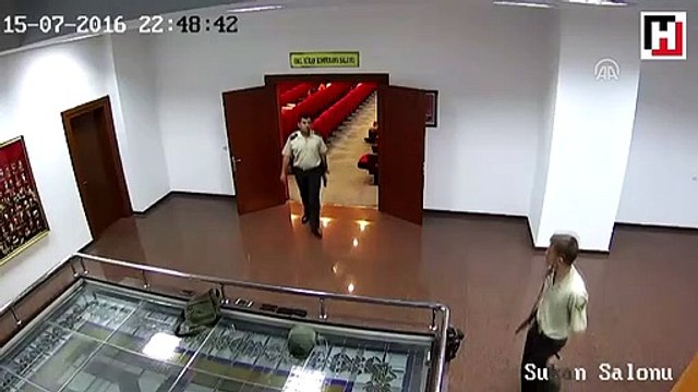 Tuğgeneral Veli Turan'ın darbeciler tarafından alıkonulma görüntüler