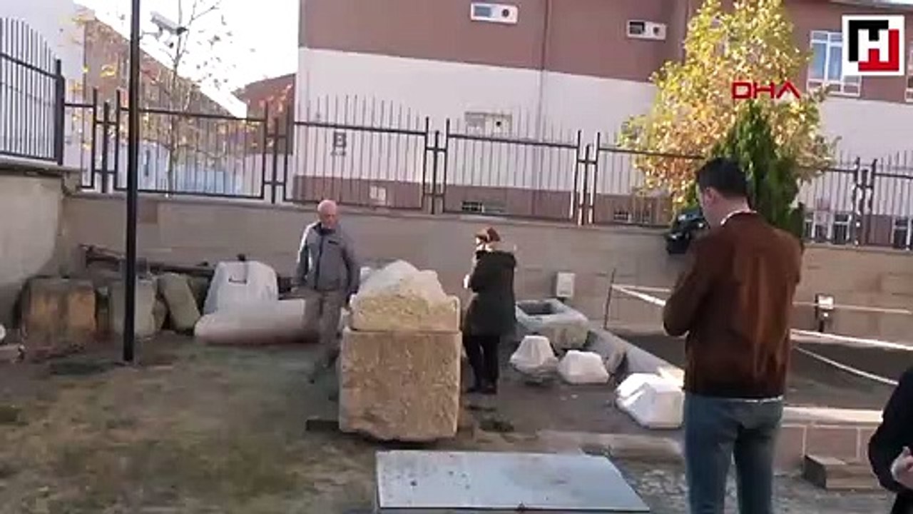 Yol çalışması sırasında 2 bin yıllık lahit bulundu