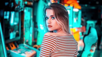 Wanna Make a Conversation with Your Crush or Beauty Stranger Girl? Here is 5 Signs You Should Recognize that She Want You to Talk to Her