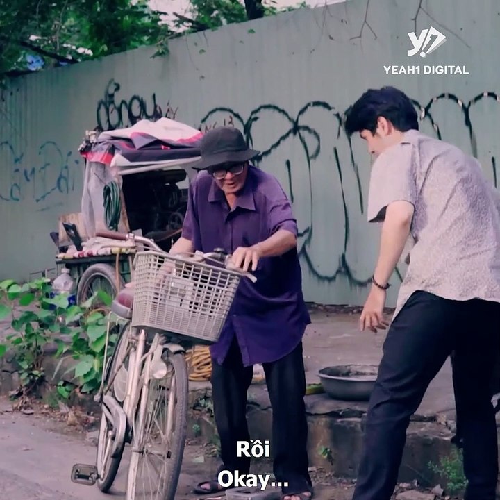 Bác bảo vệ già khóc nức nở bị mất việc oan vì làm điều tốt