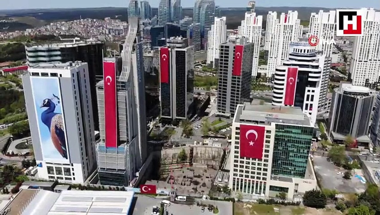 Gökdelenler 23 Nisan için Türk bayraklarıyla donatıldı