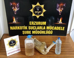 Arabanın silecek su haznesine sıvı metamfetamin sakladılar, polisten kaçamadılar