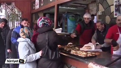 Kar altında "50 kuruşa simit" sırası