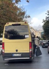 Dolmuştan poşetle sarkarak yolculuk etti