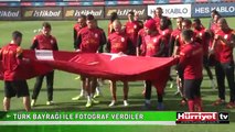 GALATASARAYLI FUTBOLCULAR TÜRK BAYRAĞI İLE ANTRENMAN SAHASINDA POZ VERDİ