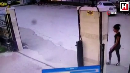 Dans ederek girdikleri siteyi soydular