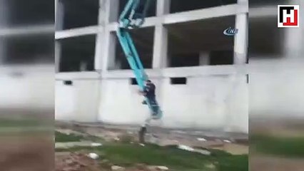 İnşaat işçisi 3’üncü kata beton mikserinin borusuna tutunarak çıktı...