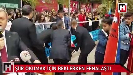 Cumhuriyet Bayramı töreninde şiir okumak için beklerken fenalaştı