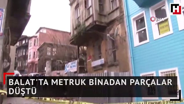 Balat'ta metruk binadan parçalar düştü