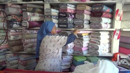 Osmaniye haberleri... Osmaniye'de Manifaturacı Emine Yılmaz: "Çarşafı Yırtılmayan, Perdesi Yırtılmayan Mağazaya Gelmiyor"