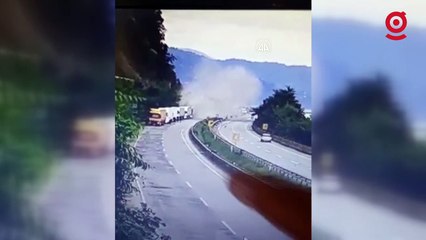 Artvin'de kara yolundaki heyelan anı güvenlik kamerasına yansıdı