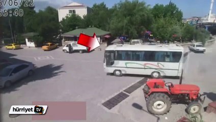 Kendi kendine hareket eden midibüs 4 araca çarptı