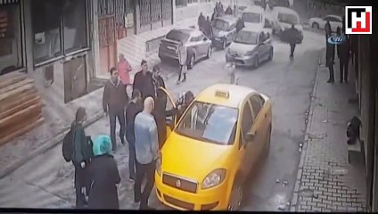 4 yaşındaki kızının boğazına bıçak dayayan babayı vatandaşlar engelledi