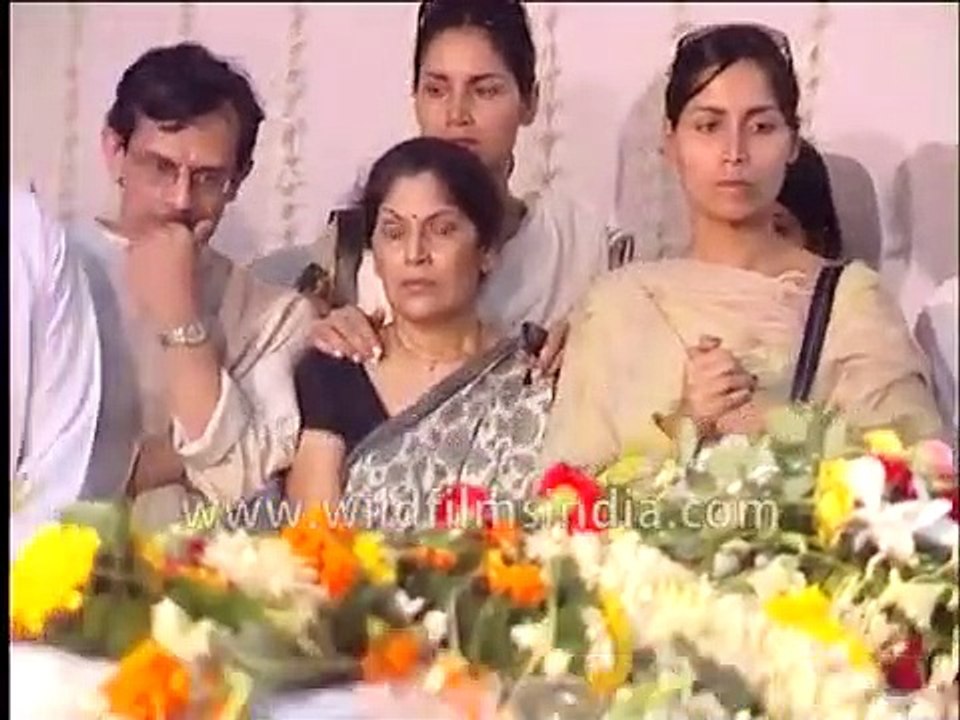 Juhi Chawla gets emotional at Hrishikesh Mukherjee's demise, hair open, she wipes tears with dupatta