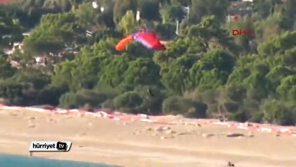 İpleri dolanan paraşütçü 800 metreden denize düştü