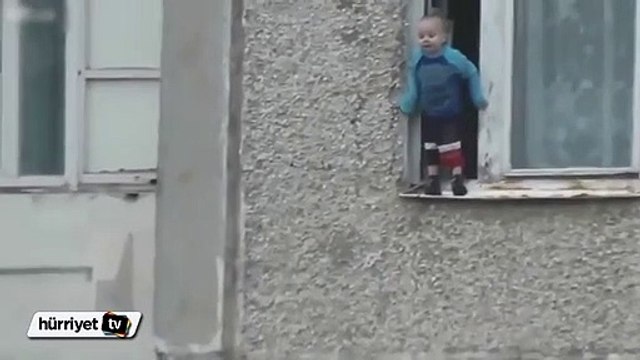 Rusya bu görüntüyü konuşuyor 8. katın penceresinde oynayan çocuk