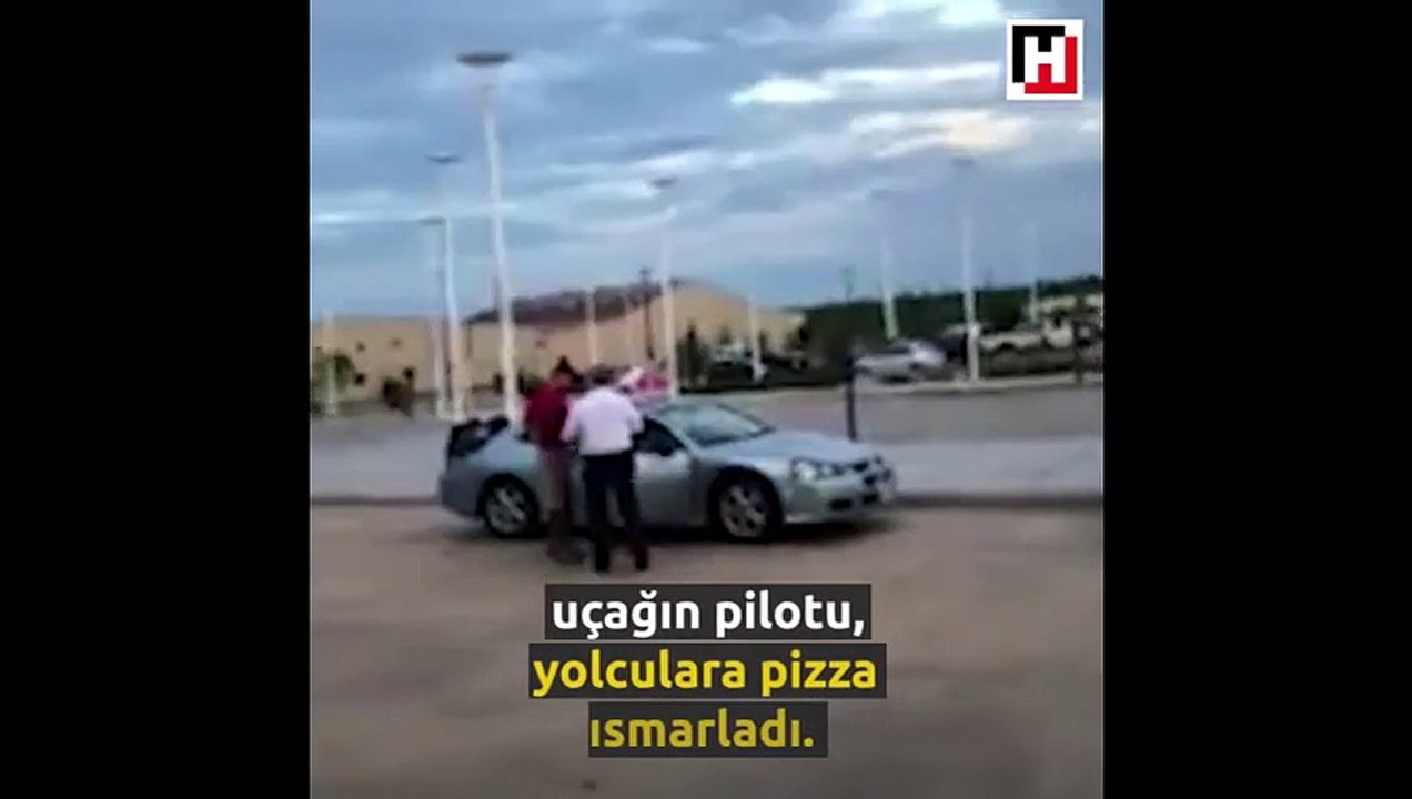 Pilot yolculara pizza ısmarladı