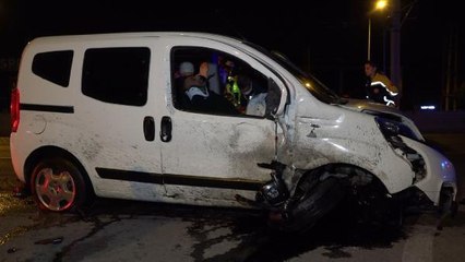 Son dakika haberi | BURSA'DA KONTROLDEN ÇIKAN ARAÇ METRELERCE SAVRULARAK BARİYERLERE ÇARPTI: 1 YARALI