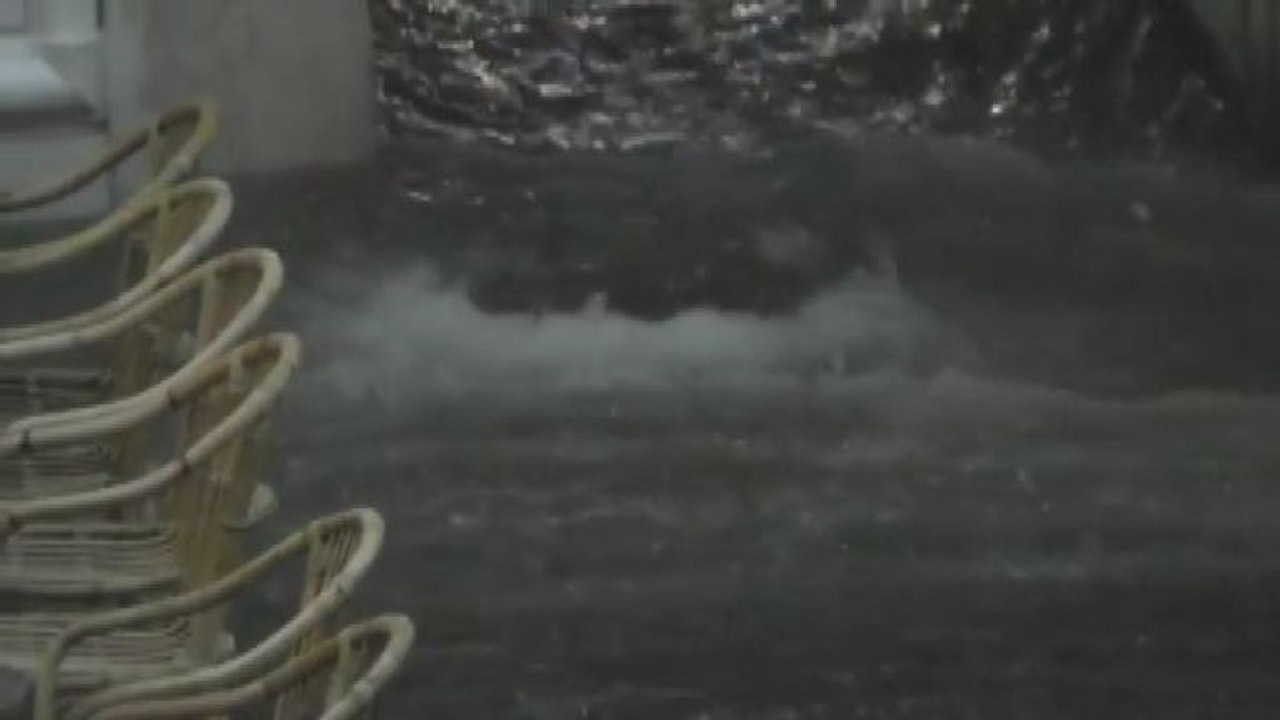 Capri, "acqua alta" in Piazzetta dopo un violen...