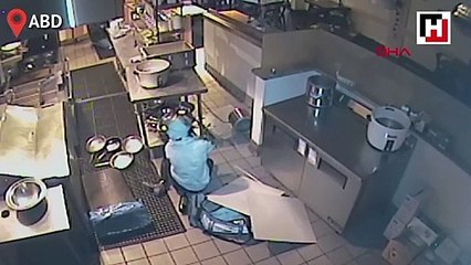 Restoranın mutfağına girmeye çalışan hırsız, tavandan yere çakıldı