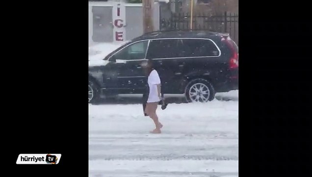 Karlı havada yarı çıplak dolaşan kadın dikkat çekti