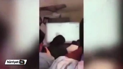 Sınıfta kadın iç çamaşırı bakınca