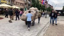Kosovo, scene di vita quotidiana in un Paese diviso - Video