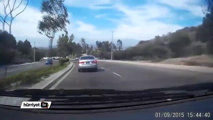 Giden otomobilden inen kadın kazaya sebep oldu