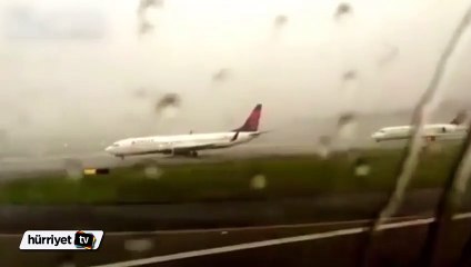 Uçağa yıldırım düştü
