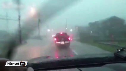 ABD'de elektrik direkleri otoyola devrildi