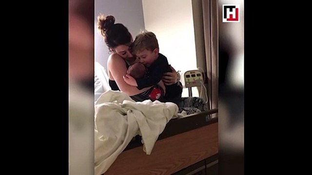 Minik abinin kardeş sevgisi!