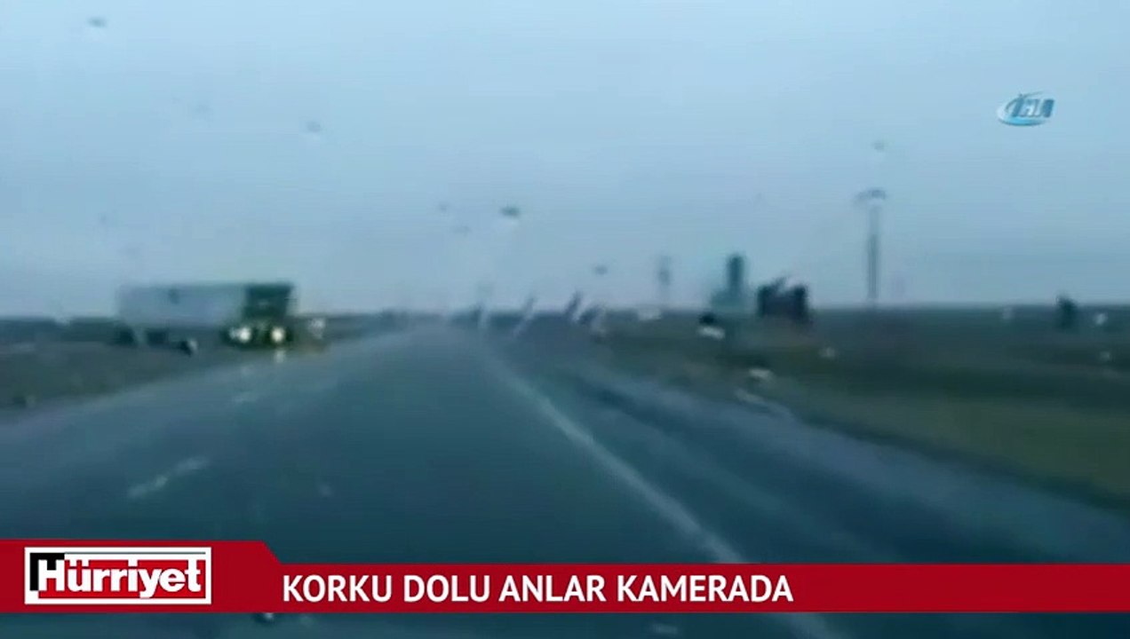 Kontrolden çıkan tır karşı şeride geçti