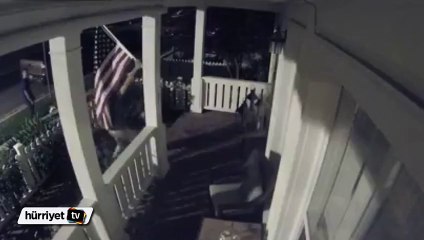 Bayrağı çalarken kendini sakatladı