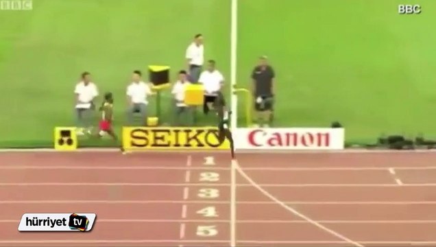 Molly Huddle bitişe bir metre kala sevinmeye başlayınca...