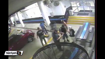 Polis eli kelepçeli kadına yumruk attı