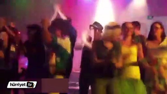 Sahnede dans ederken kendilerini yerde buldular