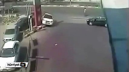 Sürücü hem benzin istasyonunu hem trafiği birbirine kattı