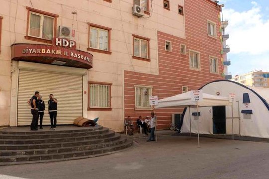 HDP önünde evlat nöbetindeki acılı anne oğlunun yolunu gözlüyor