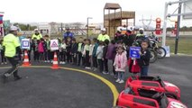 Çocuklar trafik kurallarını eğitim parkında uygulayarak öğreniyor