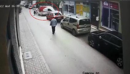 ÜZERİNDE ANAHTAR BIRAKILAN ARACA BİNİP, GERİ MANEVRA YAPTI; ANNE- KIZA ÇARPTI