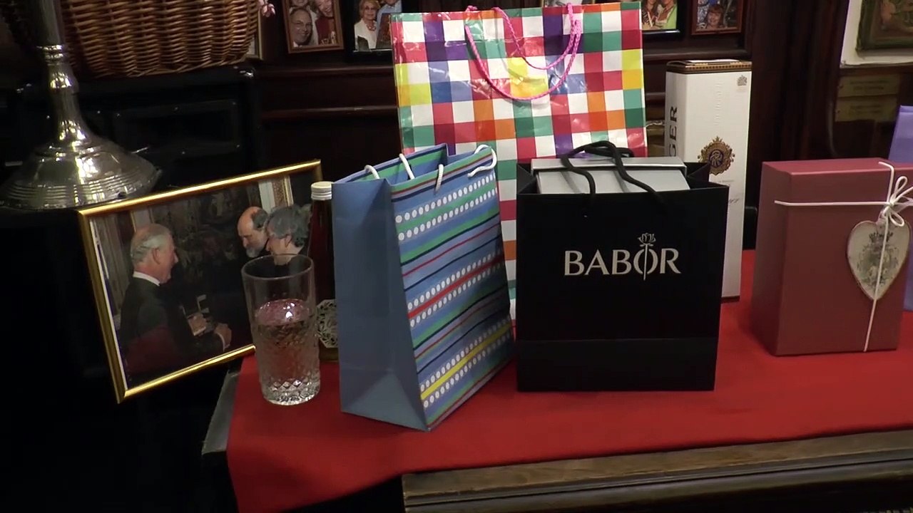 Society Kennerin LISBETH BISCHOFF - „RÜCKBLICK“ OHNE SEITENBLICK