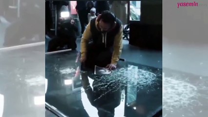 Camı kırarak sanat yaptı!