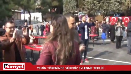 Yemin töreninde sürpriz evlenme teklifi