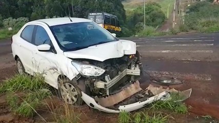 Ford Ka fica parcialmente destruído após atingir poste no Universitário