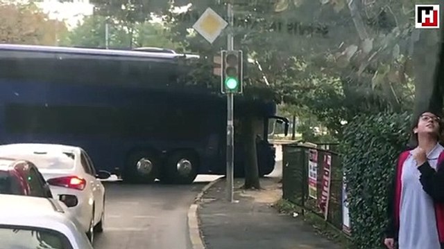 Acemi otobüs şoförü trafiği birbirine kattı