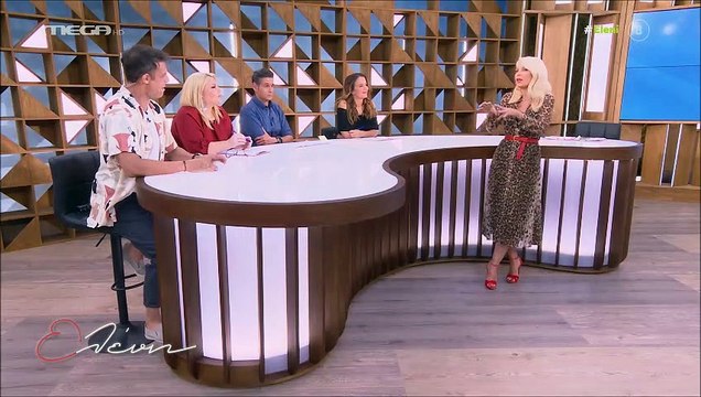 Ελένη Μενεγάκη: Η έκπληξη κατά τη βραδινή βόλτα στο κέντρο της Αθήνας