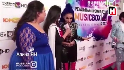 Rus şarkıcı açıklama yaparken eski sevgilisiyle kavgaya tutuştu